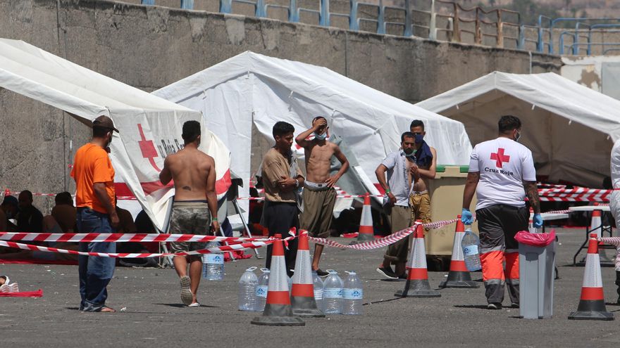 Más de un centenar de personas permanecen en el muelle de Arguineguín a la espera de plazas de acogida
