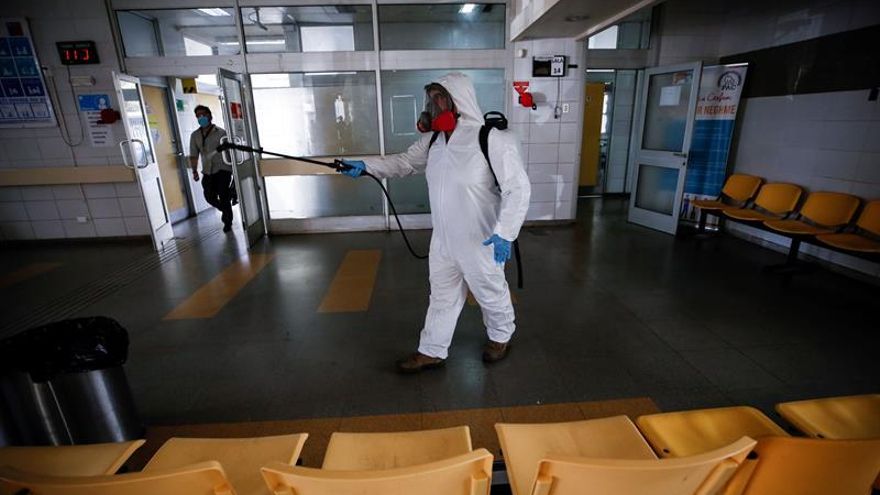 Chile, uno de los países que más testeos hace de la región y que registra una tasa de positividad cercana al 8 %, cuenta además con 1.614 ventiladores mecánicos, de los cuales 536 aún están disponibles, aunque las autoridades esperan llegar a 4.263 aparatos para mediados de junio.