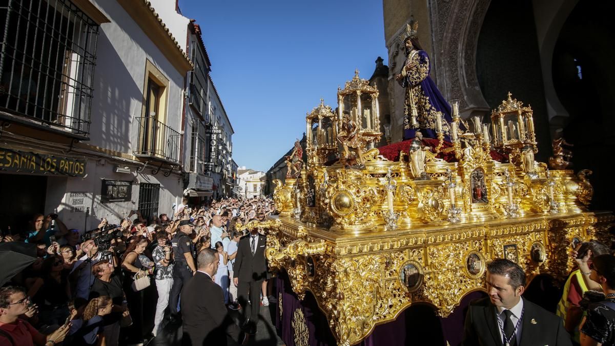 El broche procesional al Magno Vía Crucis, en imágenes