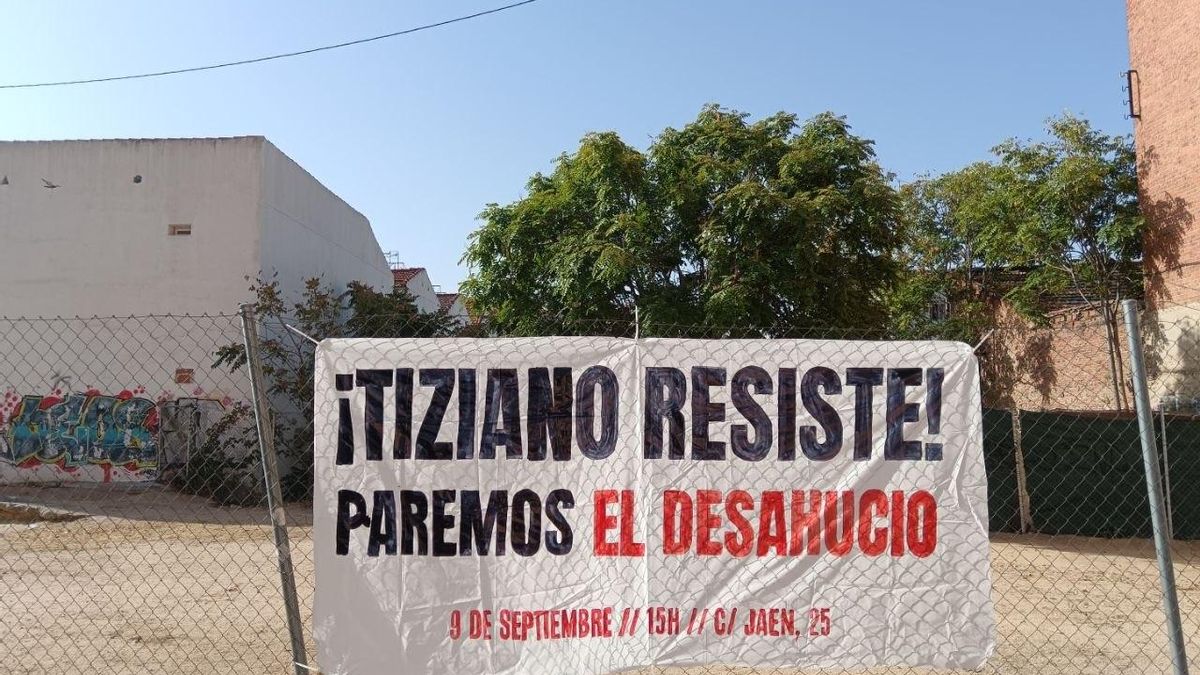 Parado el primer intento de desahucio de Hubrimar y su hijo en Tetuán por la gran afluencia de activistas