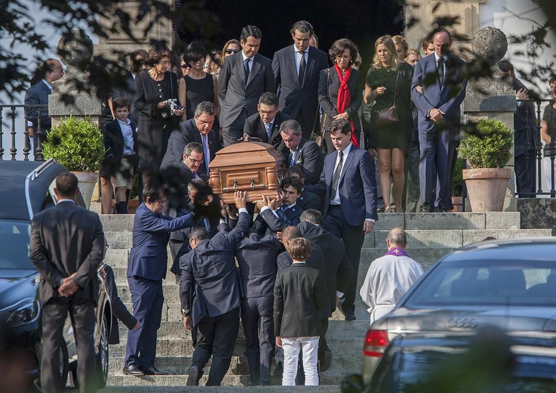 Entierro de Emilio Botín. Tras el funeral por el banquero, el entierro se celebró en la intimidad en la finca familiar; al salir el ataúd de la capilla, se observa a la familia principal colocada detrás, y a la heredera del imperio bancario, Ana Patricia Botín, la única con un detalle del color corporativo de la entidad. | ALBERTO AJA (11/09/2014)