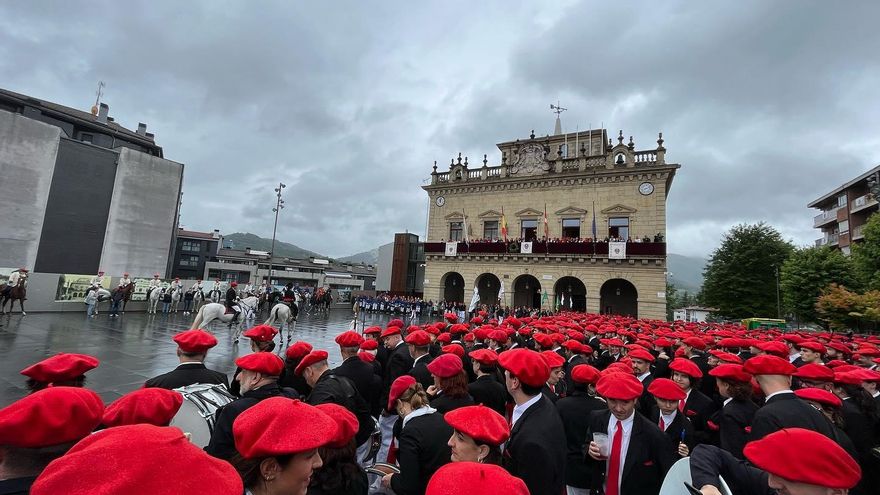 El Alarde igualitario vuelve a tomar las calles de Irún con el apoyo del Gobierno vasco, pero la ausencia de su alcalde