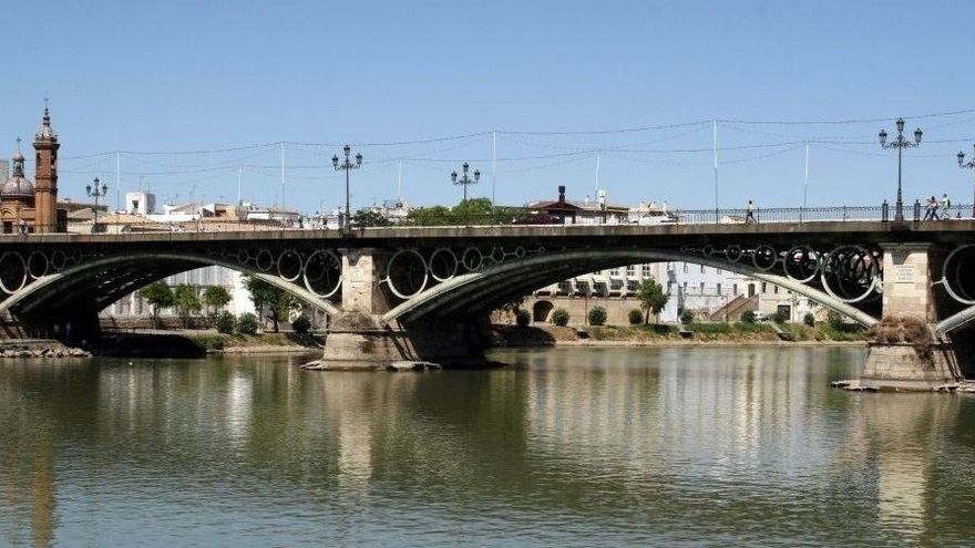 Una docena de puentes de Sevilla tendrán sombra para proteger a los peatones