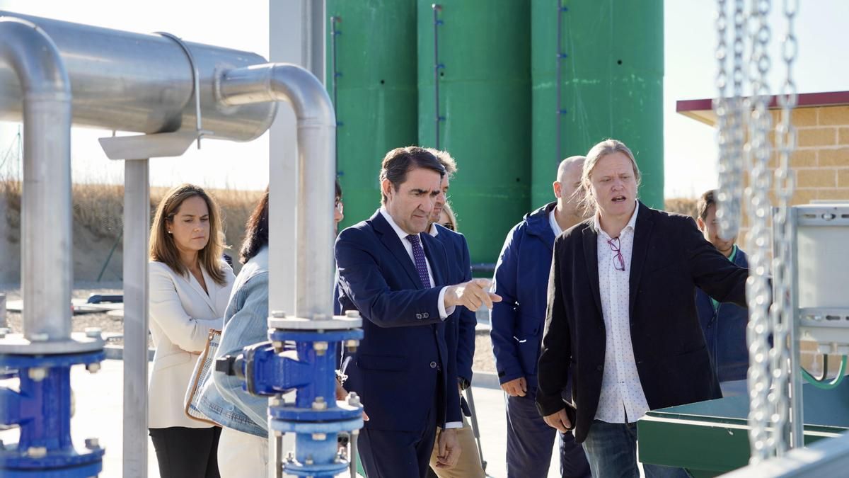 El consejero de Medio Ambiente, Juan Carlos Suárez-Quiñones, visita la EDAR de Geria, en Valladolid.