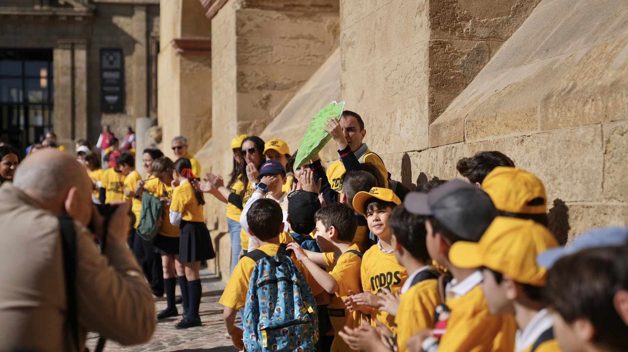 Córdoba abraza la Mezquita Catedral por las enfermedades raras