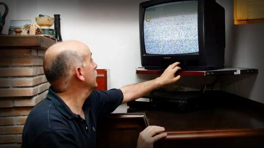 Los pueblos de León afrontan un 'apagón' de la televisión entre reproches cruzados de Junta, Gobierno y Diputación