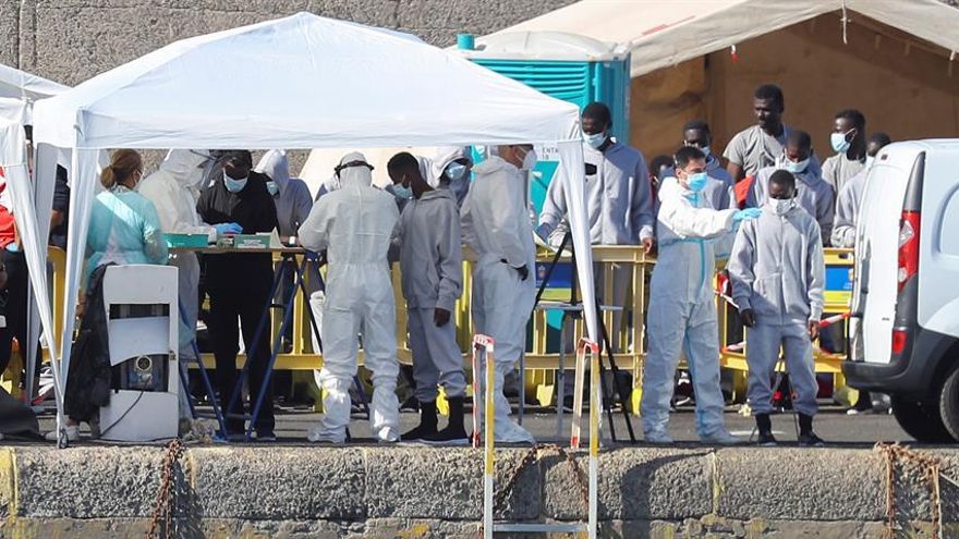 Campamento habilitado en el muelle de Arguineguín este 8 de noviembre, unas instalaciones que se han convertido en el símbolo de la crisis del sistema de acogida en Canarias.