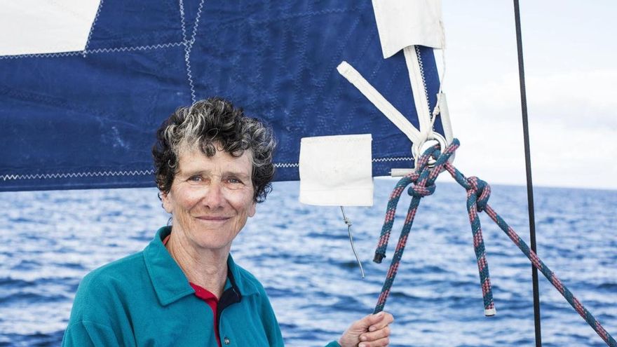 Marinera y escritora, en 1991 se convirtió en la primera mujer en dar la vuelta al mundo a vela en solitario