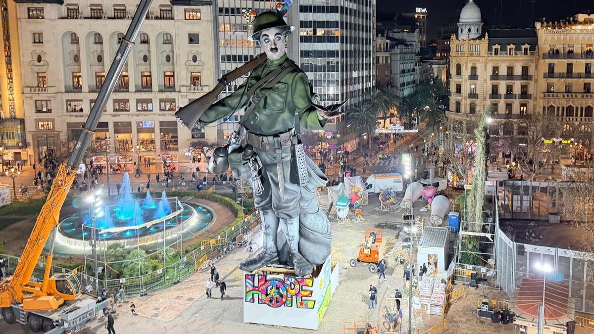 'No a la guerra': la falla del Ayuntamiento de València lanza al mundo el mensaje al que se resisten PP y Vox