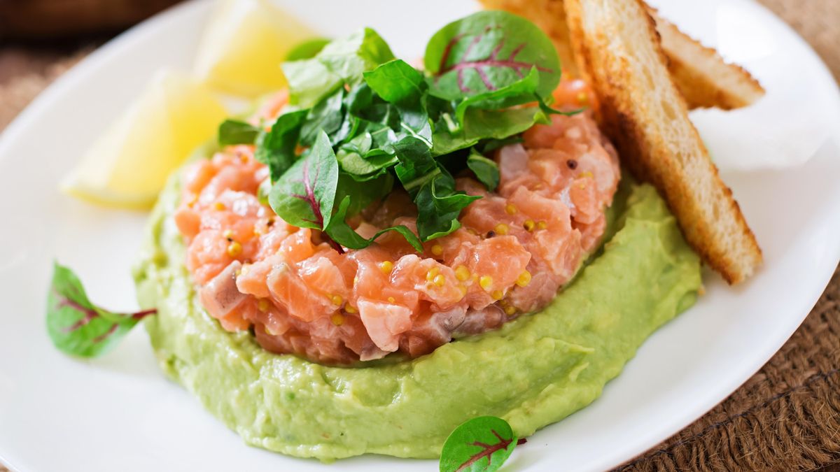 Tartar de salmón con mousse de aguacate