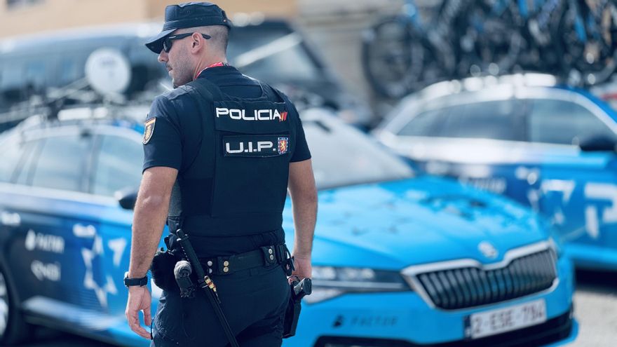 Un agente de la Policía Nacional custodia los vehículos del equipo Israel Premier Tech.