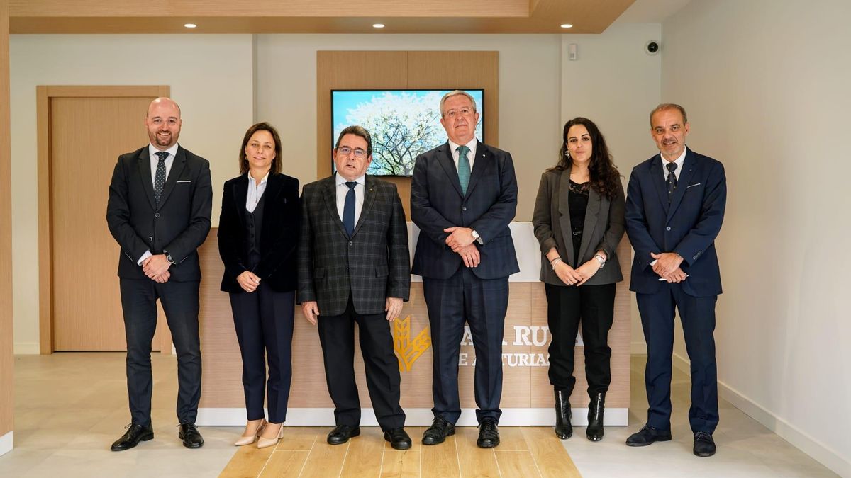 Equipo de la nueva oficina de Caja Rural de Asturias en Nuevo Roces, Gijón