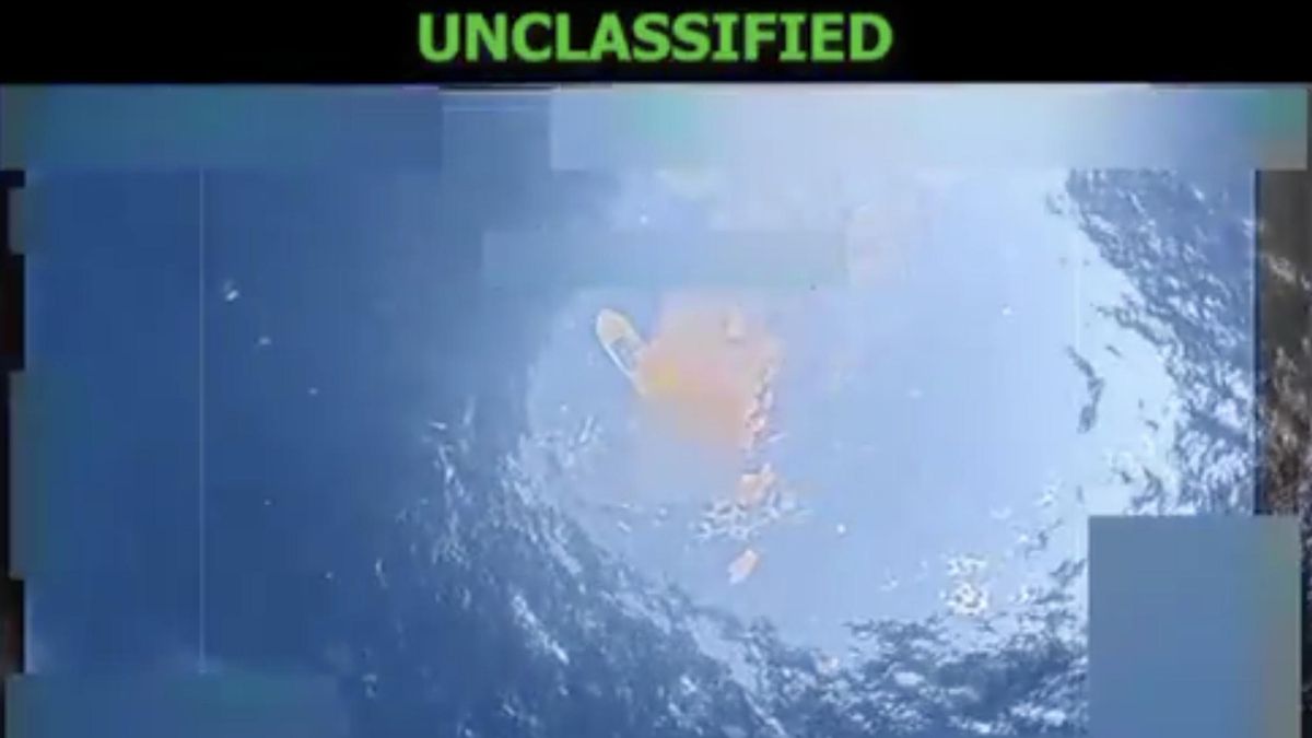 Vídeo del 22 de octubre de 2025 de una supuesta narcolancha atacada por EEUU en el Pacífico.