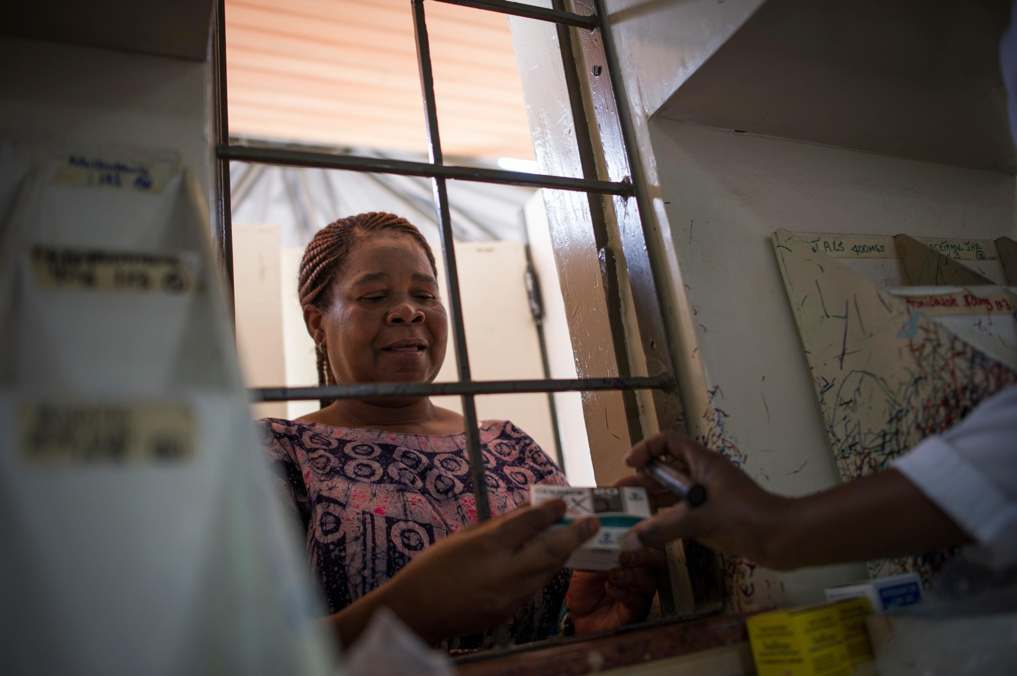 “Cuando vine por primera vez no sabía que tenía hipertensión. Al principio pensé que el asma se me estaba yendo de las manos. El doctor me dijo que evitara al estrés por mi bien y por el de mis hijos”, Zainabu Achita. Zainabu recoge su medicación contra la hipertensión. MSF ha sido testigo de un aumento de las enfermedades no transmisibles en Kibera. Fotografía: Phil Moore