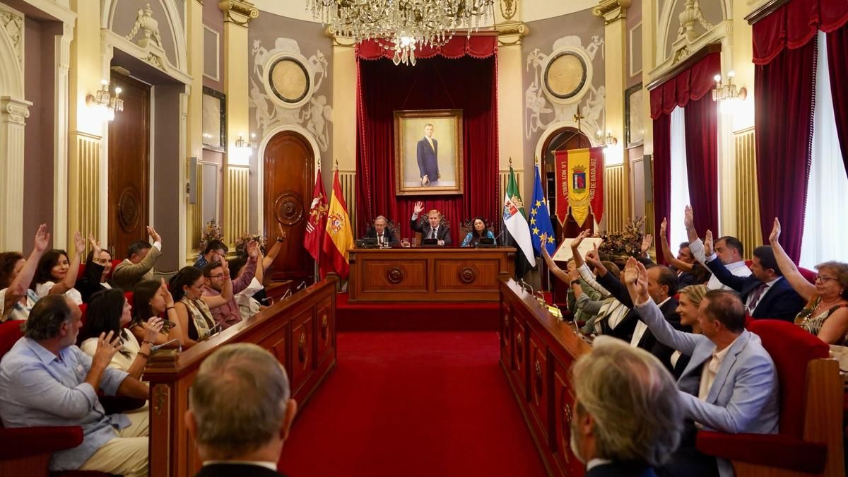 El PSOE vota con PP y Vox para nombrar alcaldesa perpetua de Badajoz a la Virgen de la Soledad