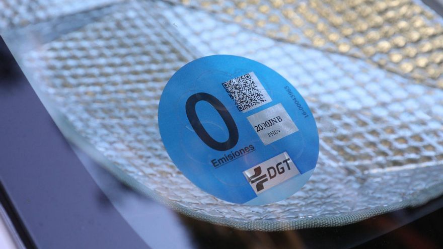 ¿Cómo solicitar el distintivo ambiental para el coche? La DGT autoriza su compra en estancos de toda España