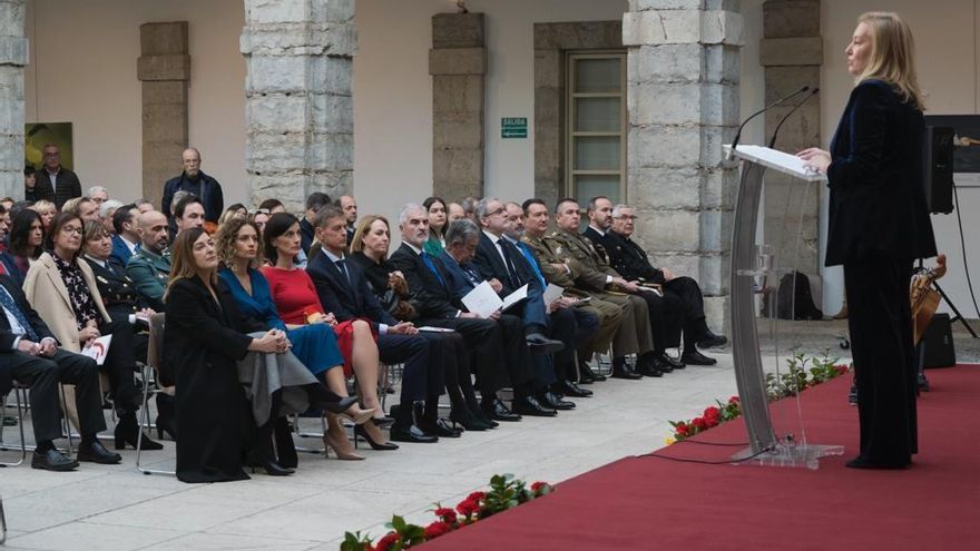 La presidenta del Parlamento de Cantabria, María José González Revuelta, interviene durante el acto conmemorativo del Día de la Constitución