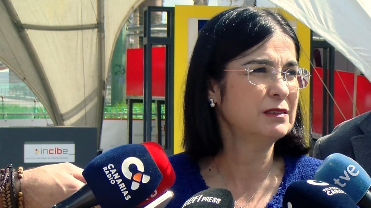 Carolina Darias, durante su visita a una exposición del Instituto de Ciberseguridad (Incibe) emplazada en Santa Catalina, responde a los medios al ser preguntada sobre la ubicación del Carnaval de 2026.