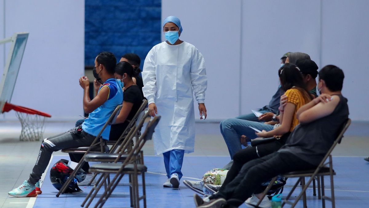 Personal médico trabaja durante una nueva jornada de vacunación contra la covid-19 en Tegucigalpa (Honduras). EFE/ Gustavo Amador /Archivo