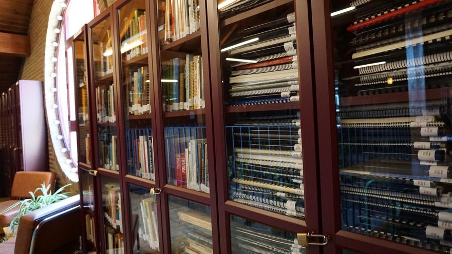 Una de las estanterías de la Biblioteca 'Lola Salvador'