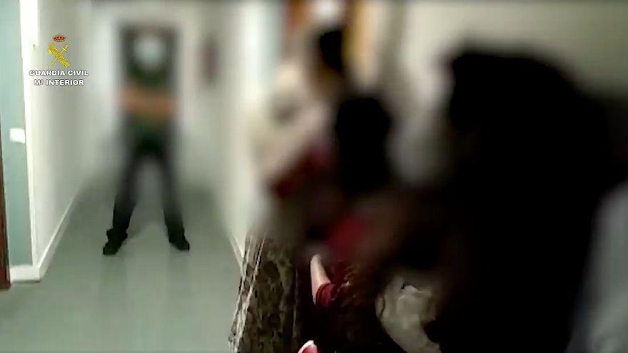 Imagen del desalojo de la fiesta ilegal en un complejo turístico de Fuerteventura