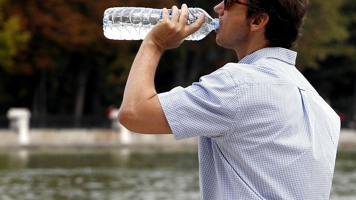 Archivo - Un hombre se refresca por el calor
