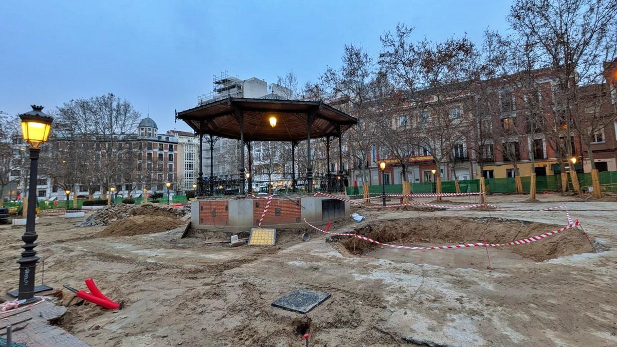 Imagen del templete, antes de ser trasladado, con el hueco hexagonal construido a su derecha