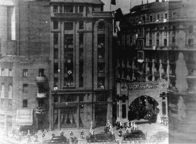 Imagen de la Plaza de Santo Domingo, con el Hotel Oliden (cuartel general de la Legión Cóndor en España) flanqueado por la Guardia Mora de Franco, en la despedida de las tropas aéreas nazis, en una escena poco conocida.