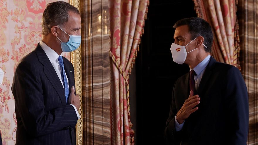 Imagen de archivo del rey Felipe VI saludando al presidente del Gobierno, Pedro Sánchez.