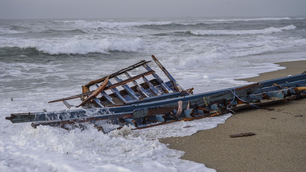 Los restos de la barcaza que naufragó en Cutro el 26 de febrero de 2023.