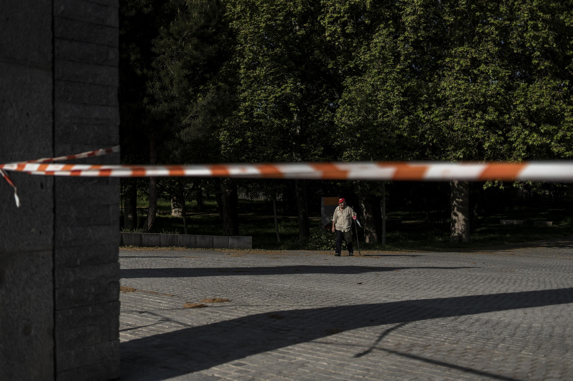 Un señor camina en una zona prohibida de la Casa de Campo