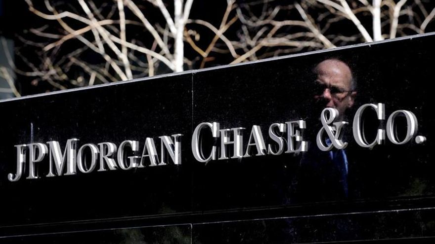 El índice de riesgo país que mide el JP Morgan, que establece la diferencia que pagan los bonos locales respecto de los títulos del Tesoro de Estados Unidos, volvió a quedar a un paso de la barrera de los 4.000 puntos básicos al ubicarse en la apertura en 3.984, lo que representa un aumento de 2,6 % respecto a la víspera, en uno de los niveles más altos desde 2005.