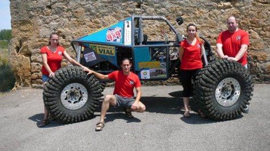 De izquierda a derecha Mayte Alvarez Team Leader España, Sergio Mirallas piloto, Laura Pastrana Fotografia y Angel Santos Mecánico.