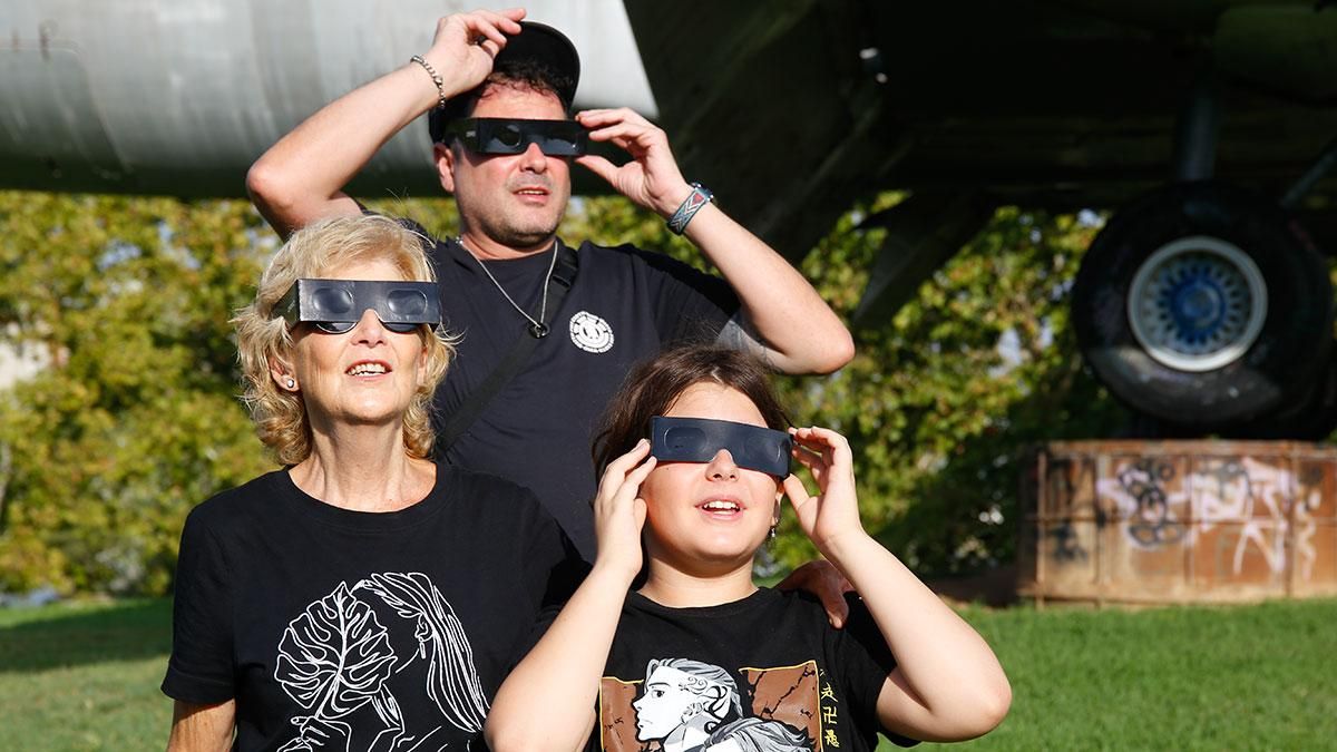 Los cordobeses se echan a la calle para ver el eclipse solar