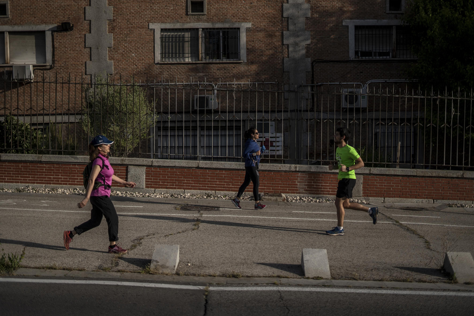Tres personas haciendo deporte en la Avenida de Portugal