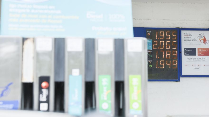 Una gasolinera marca el combustible diésel por encima de los dos euros/libro este domingo.