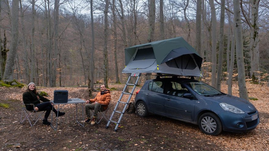 Una pareja haciendo camping con una batería portátil.