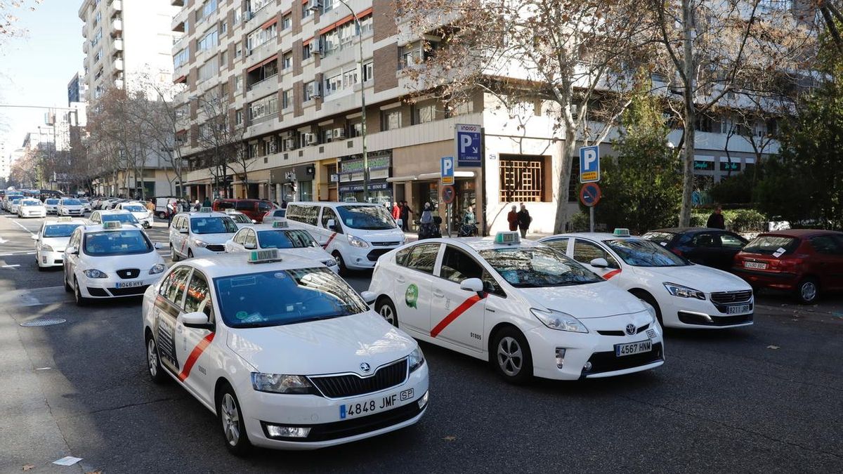 Más de 8.500 taxistas participan en el referéndum para decidir si se convoca un paro indefinido