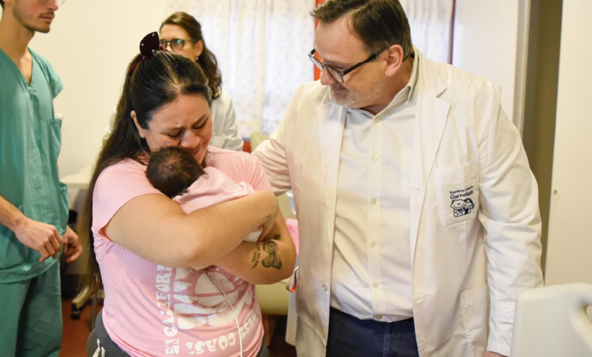 La beba operada dentro del útero de su mamá. Es la primera operación de este tipo que se realiza en un hospital público. La intervención se hizo en junio pasado, en medio del conflicto por el ajuste del Garrahan.