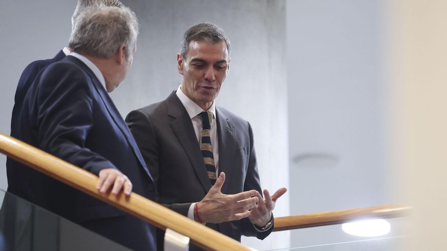 El presidente del Gobierno, Pedro Sánchez (d), y el ministro de Industria y Turismo, Jordi Hereu (i), asisten a la clausura el Congreso Nacional de Industria, que acoge una mesa de debate en la que los principales directivos de compañías como Telefónica, Repsol y Siemens, entre otras, comparten su visión sobre los grandes retos y oportunidades de la industria española. EFE/Luis Tejido