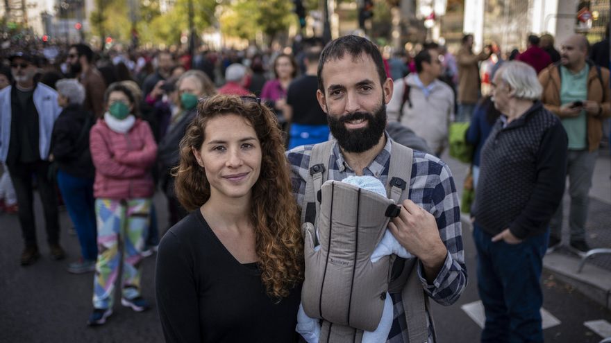 De la recién nacida al jubilado: Madrid se vuelca en defensa de la sanidad