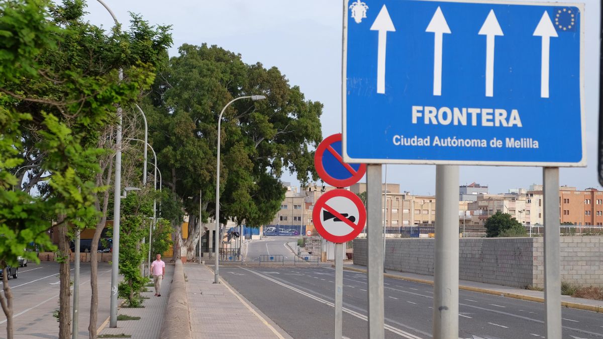 Un hombre camina en las inmediaciones de la frontera entre Melilla y Marruecos