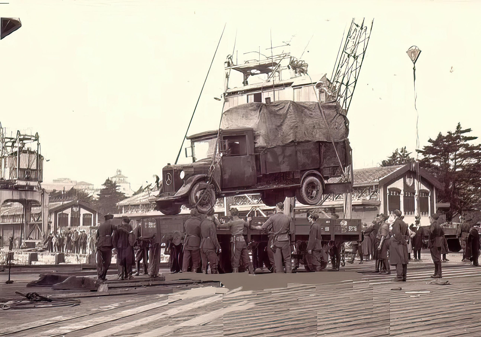 El puerto de Santander fue testigo de un intenso tráfico militar, con el desembarco de vehículos de transporte y material de guerra para abastecer a las diversas unidades de la Legión Cóndor distribuidas por la provincia en 1937.