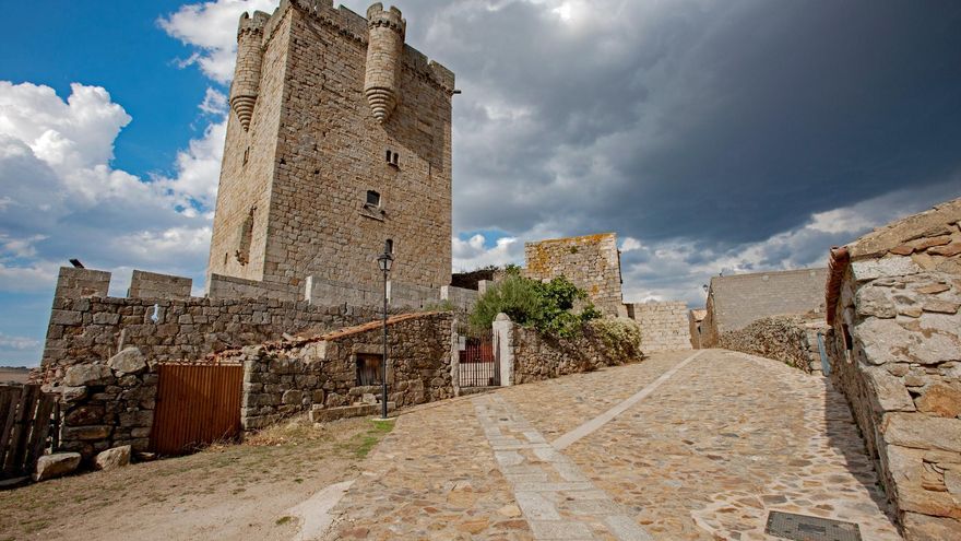 Edificado en el siglo XIII, en este castillo-palacio de esta localidad fronteriza con Portugal aún se pueden apreciar su torre y su foso