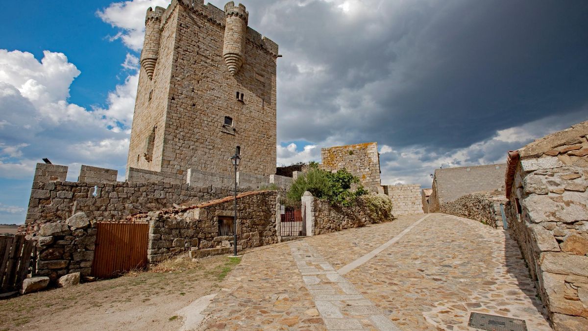 Edificado en el siglo XIII, en este castillo-palacio de esta localidad fronteriza con Portugal aún se pueden apreciar su torre y su foso