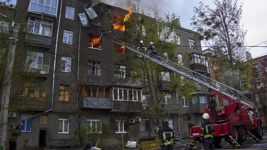 Los bomberos trataban de sofocar las llamas en un edifico provocadas por un bombardeo ruso contra Járkov este pasado domingo. EFE/EPA/SERGEY KOZLOV