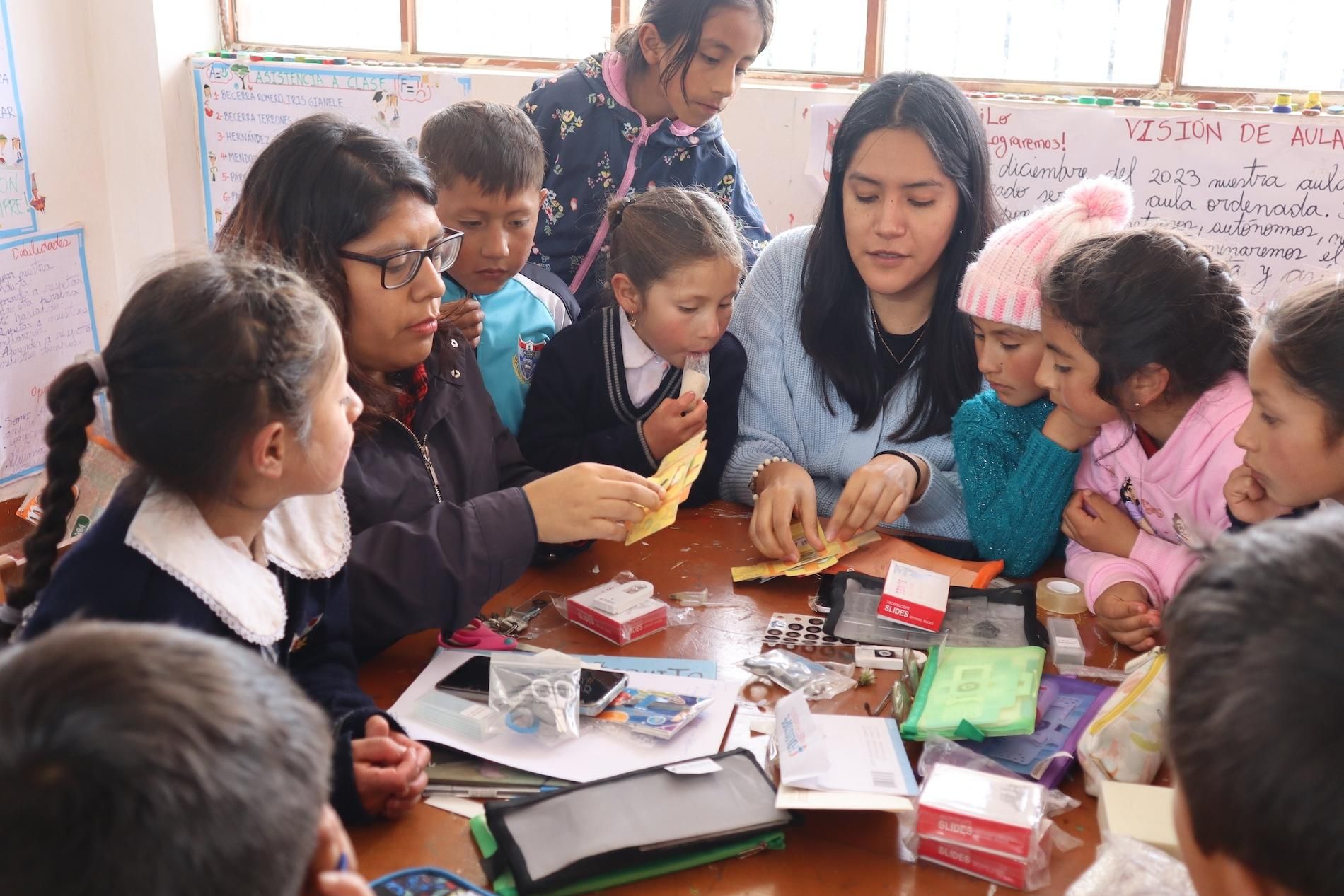 Paola Moreno-Roman lleva a las escuelas y comunidades un microscopio de bajo costo hecho de papel y ha impulsado proyectos educativos en escuelas rurales de Perú. Foto: cortesía Paola Moreno-Roman