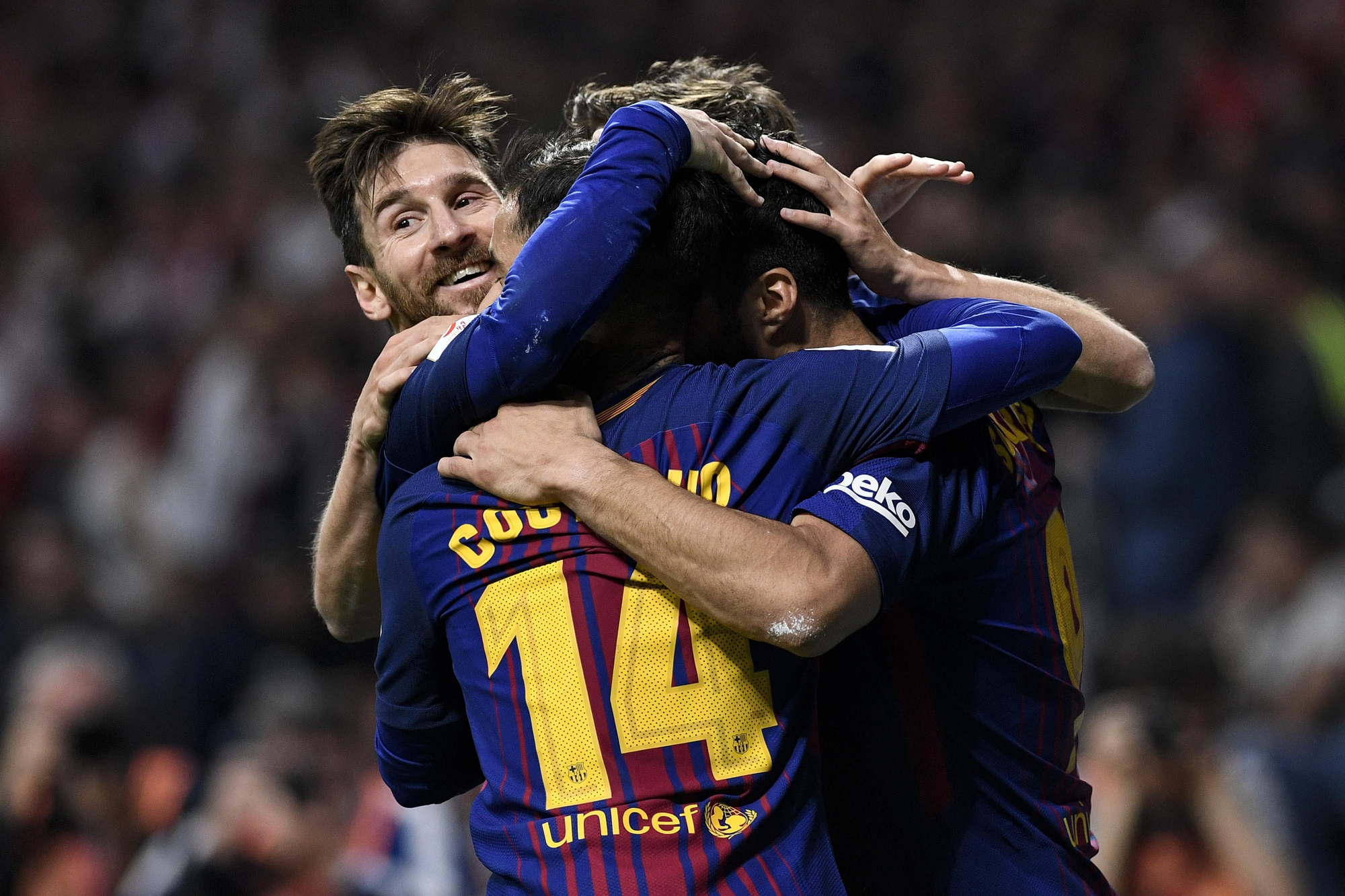 Messi celebra con sus compañeros uno de los goles durante la final de la Copa del Rey que enfrentó al FC Barcelona y al Sevilla CF. | RAFA APARICIO