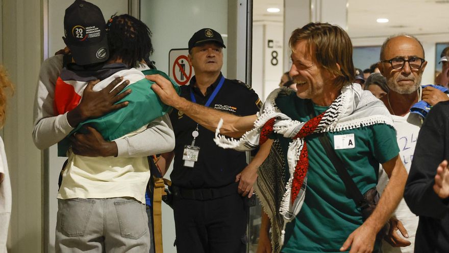 Aterriza en Madrid el avión con otro grupo de activistas españoles de la flotilla de Gaza