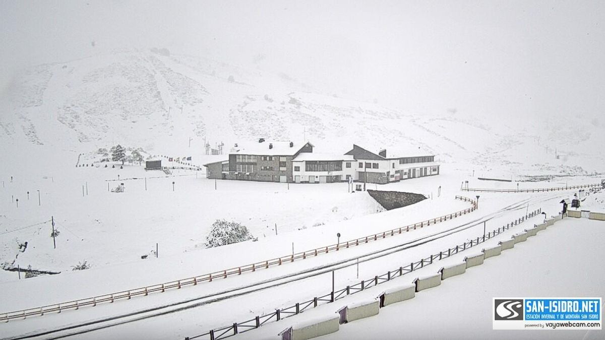 La carretera LE-331 en el puerto de San Isidro, en León, totalmente cubierta de nieve el 15 de mayo.